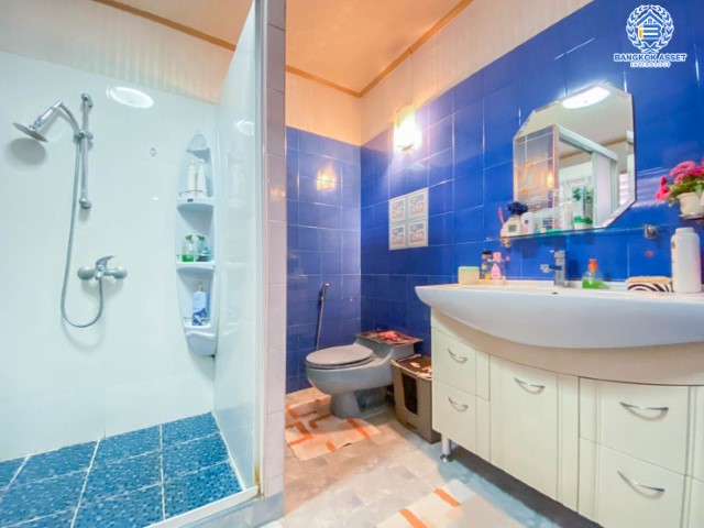 *****บ้านเดี่ยวมือสอง ! ม.ปรีชา พหลโยธิน87 เนื้อที่กว้างถึง 80.6 ตร.ว บ้านสวย สภาพดี พร้อมอยู่ เน้นความเป็นส่วนตัว รองรับทุกครอบครัวด้วยฟังก์ชั่น 3 ห้องนอน 3 ห้องน้ำ 2 ที่จอดรถ พิเศษสุดๆ โอนในปี 2564 นี้ รับทันทีทองคำแท่ง 10 บาท !! การเดินทางสะดวกสบายเข้าออกได้หลายเส้นทาง ใกล้รถไฟฟ้าสาย สีแดงเข้ม "สถานีหลักหก"